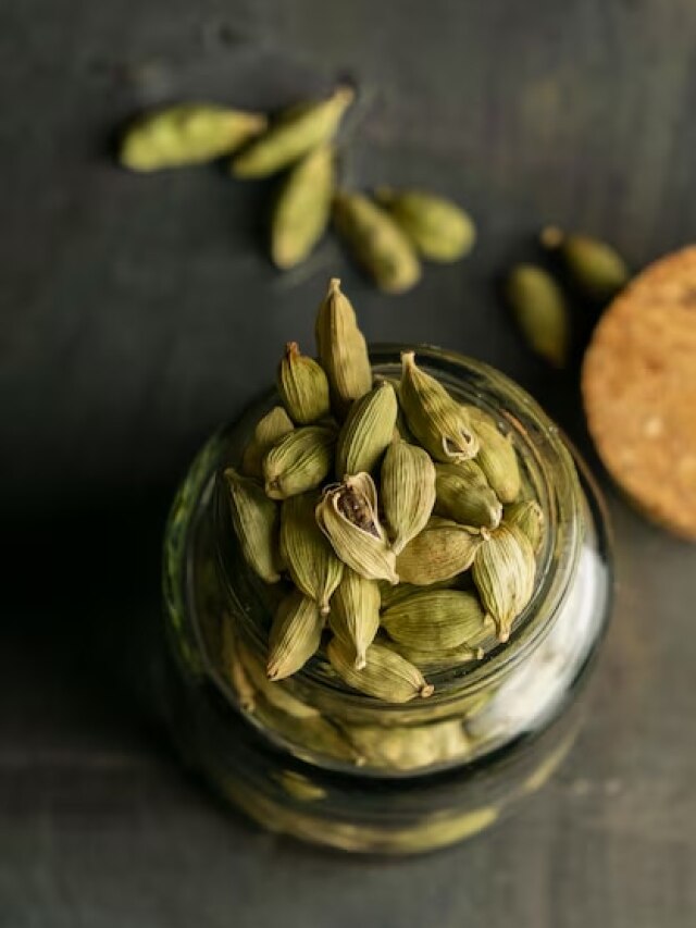 रोजाना खाना खाने के बाद खाएं 1 हरी इलायची, मिलेंगे ये फायदे