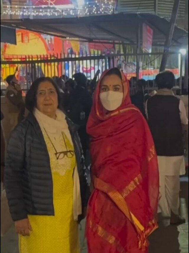भीड़ में मीलों पैदल चलीं प्रीति जिंटा, काशी में नहीं मिली VIP सेवा, बोलीं- मां चाहती थीं...