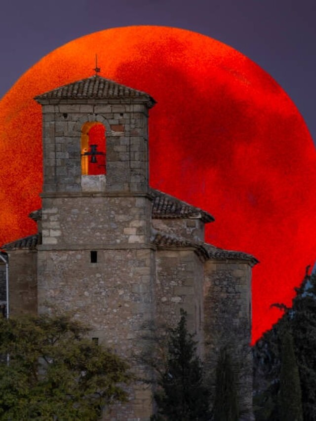 होली पर लाल रंग का दिखेगा चंद्रमा, जानें क्या भारत में दिखने वाला है 'ब्लड मून'