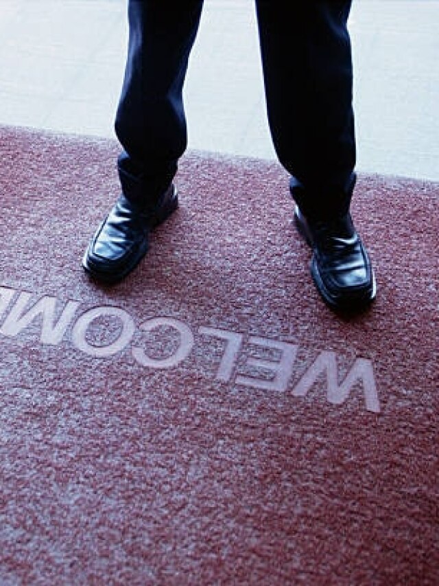 पायदान से घर में दाखिल होती है बर्बादी, आज ही सुधार लें ये 5 गलतियां