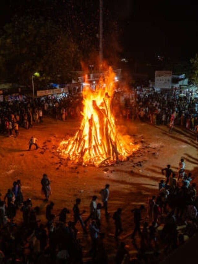 होलिका दहन पर आज रात भूलकर न करें ये गलतियां, बढ़ सकती हैं परेशानियां