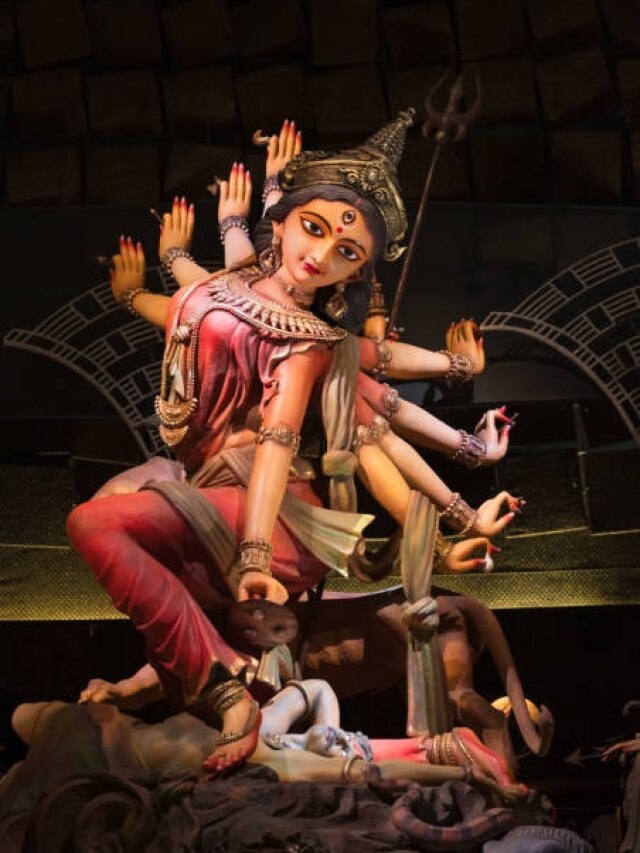 नवरात्र के शुभ दिनों में घर न लाएं ये अशुभ चीजें, चौखट से लौट जाएगी खुशहाली