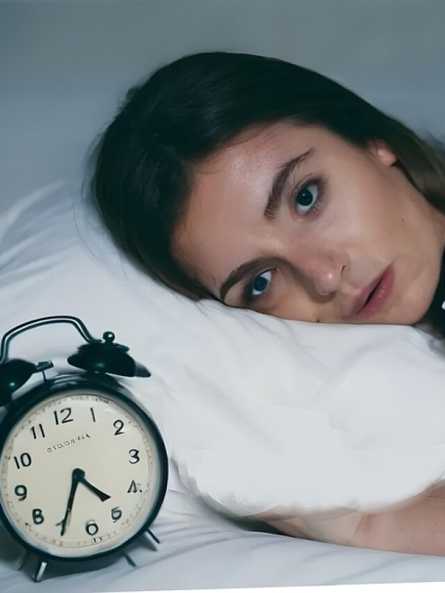 रात भर बदलते रहते हैं करवट? बाबा रामदेव ने बताए नींद लाने के उपाय