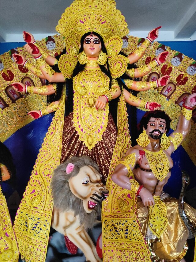 चैत्र नवरात्र की रात घर के दरवाजे पर बांध दें ये एक चमत्कारी चीज, मां लक्ष्मी बना देंगी धनवान