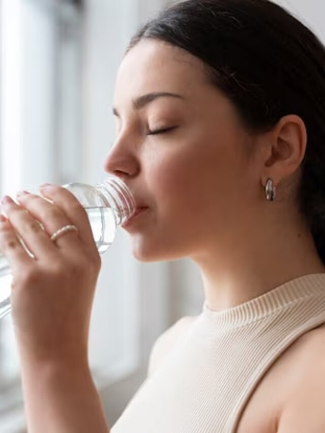 पानी पीते समय न करें ये 5 गलतियां, पड़ जाएंगे लेने के देने