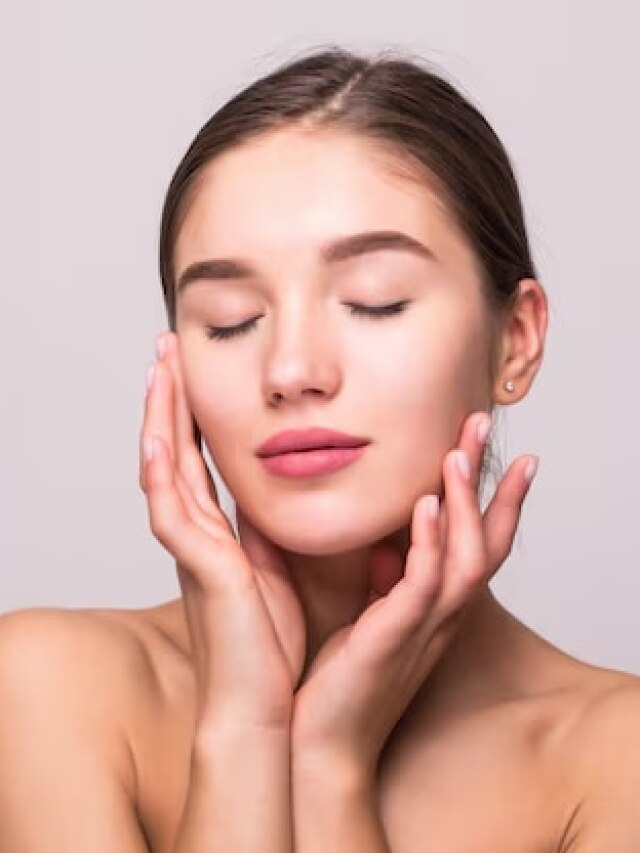 महीने भर में पाना चाहते हैं ग्लोइंग स्किन? रोज खाएं ये चीजें