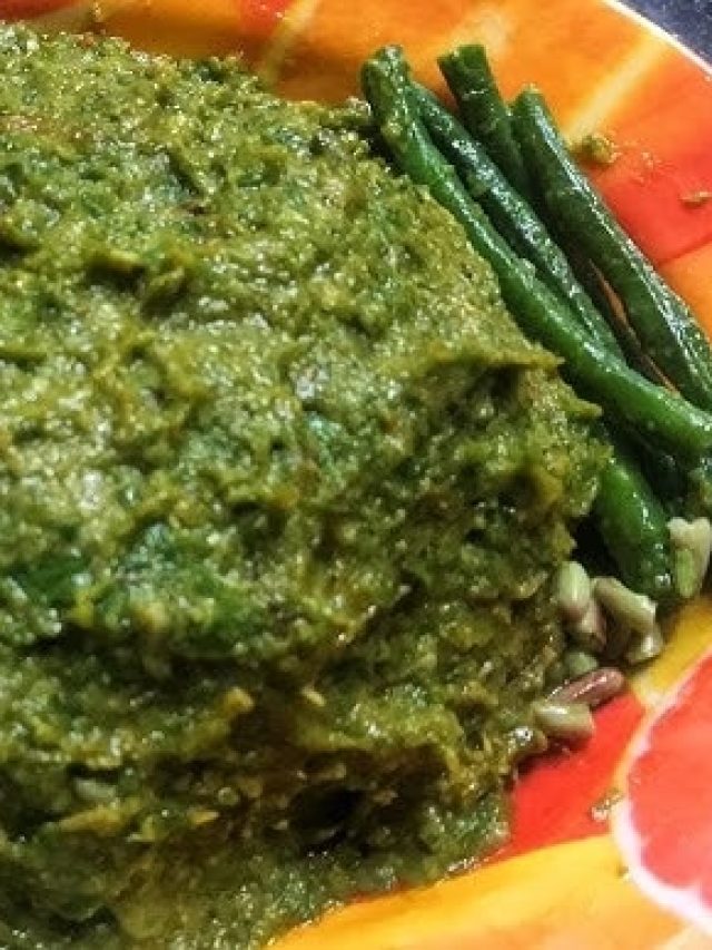 গরম ধোঁয়া ওঠা ভাতের সঙ্গে হেব্বি লাগে লাউপাতার ভর্তা, এভাবে  বানান