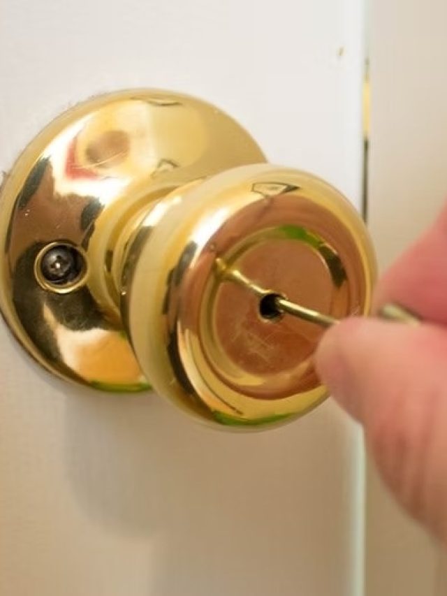 দরজার লকে ছোট একটা ফুটো থাকে কেন? বেশিরভাগ লোকই জানে না