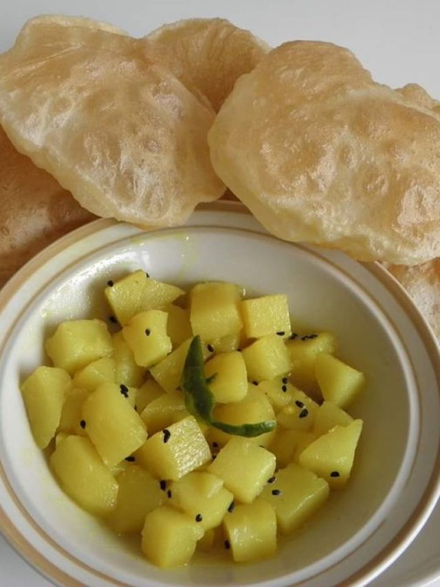 কেজি কেজি ময়দায় গোল গোল লুচি বানানোর নিনজা টেকনিক, দুটো থালা আছে তো?