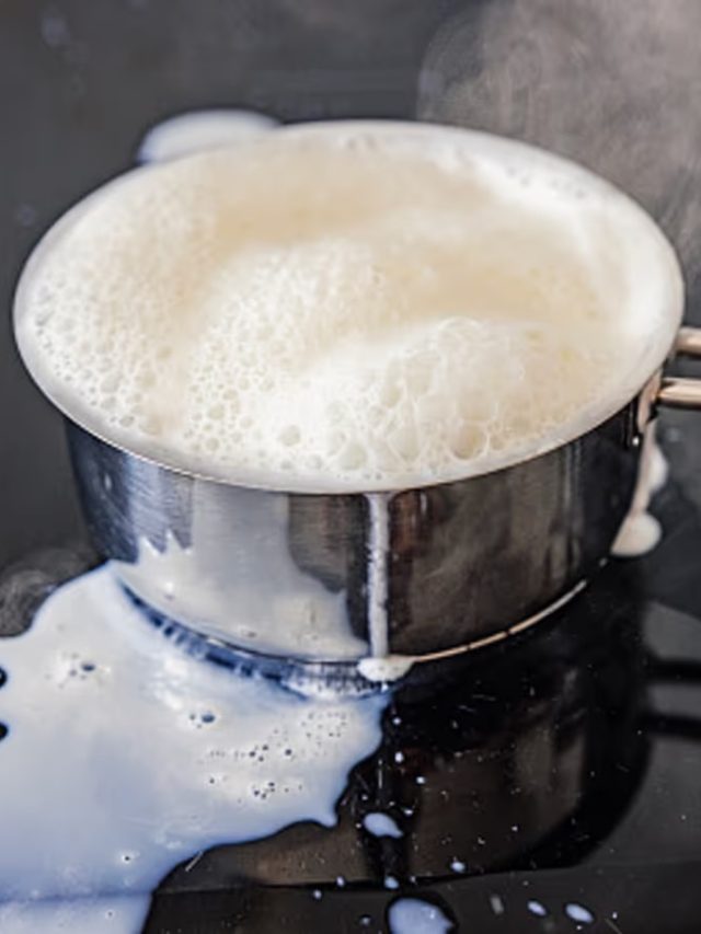 গরমে একটুও ফাটবে না দুধ, যদি ফোটান এভাবে