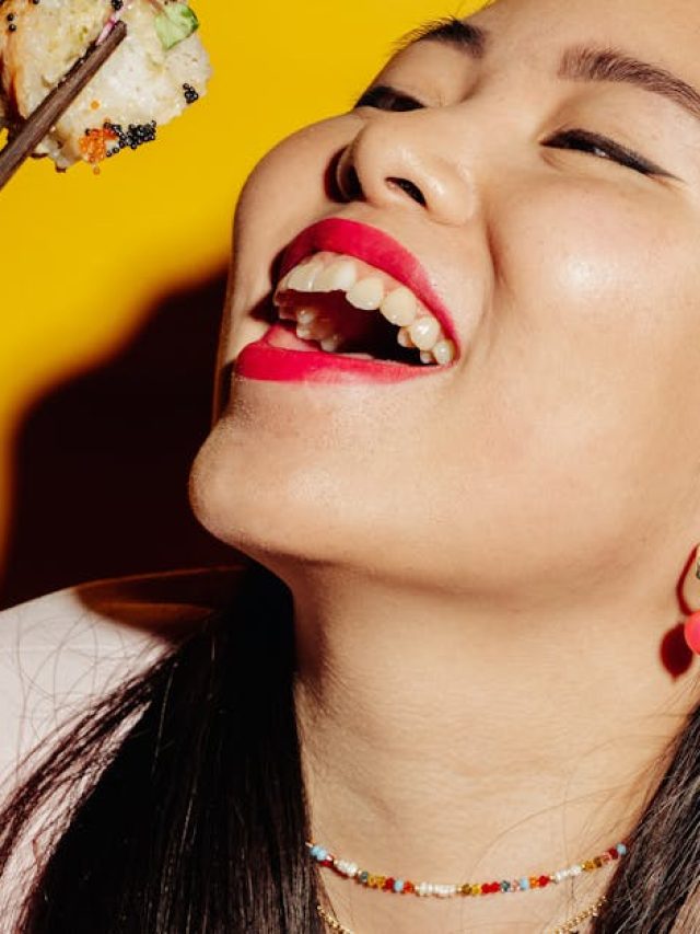 দাঁতের সবচেয়ে বেশি ক্ষতি করে এই খাবারগুলি, ডেন্টিস্টের থেকেই জানুন