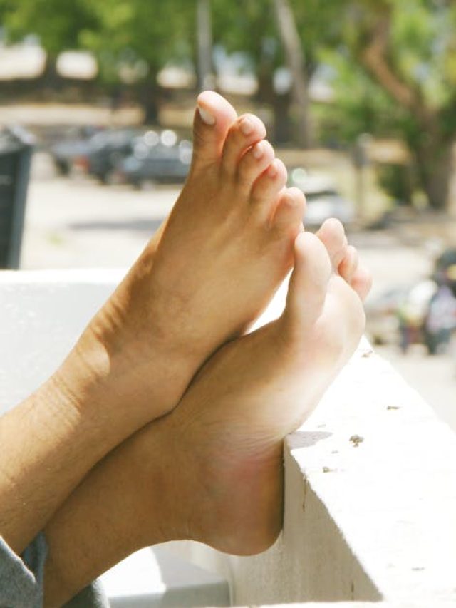 বসে বসে পা দোলান, কীসের ইঙ্গিত জানেন?