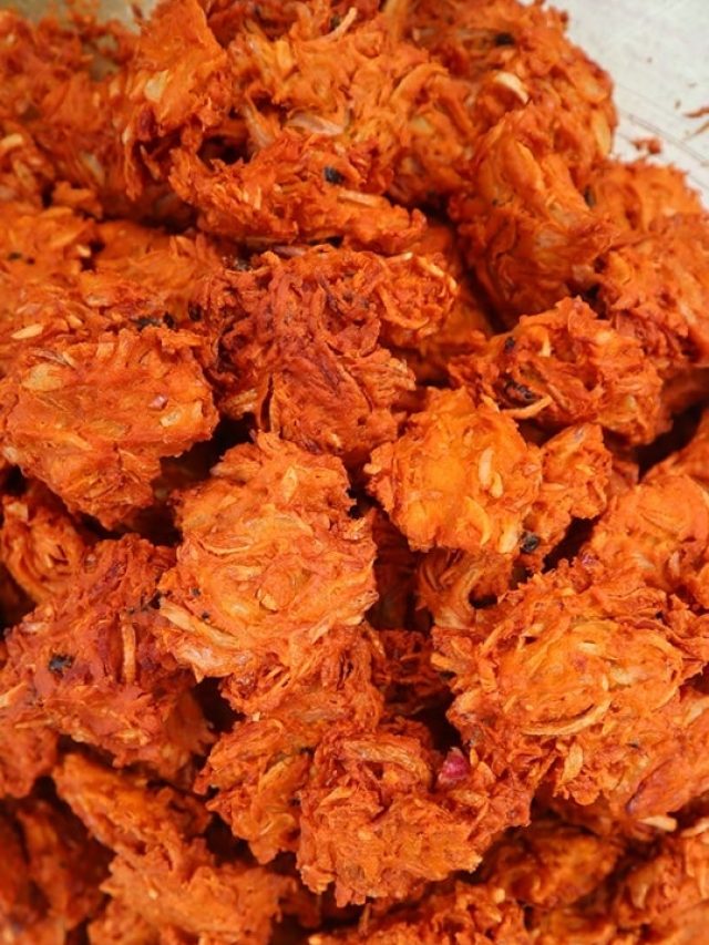 পেঁয়াজিতে এই জিনিস মেশালে তবেই ভিতর কাঁচা থাকবে না, হবে মুচমুচে