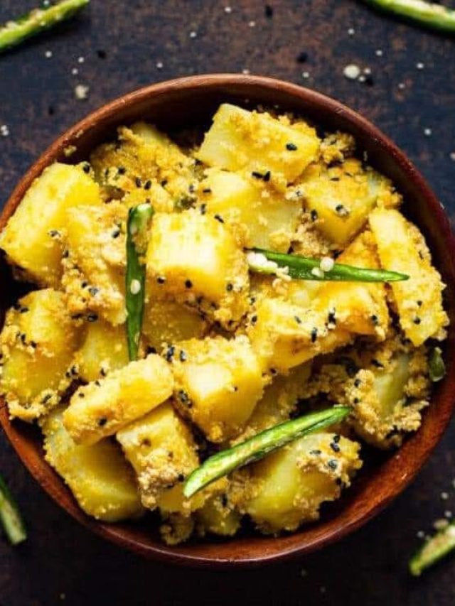 গা মাখা গা মাখা আলু পোস্ত, প্রথমে না শেষে কখন দেবেন পোস্ত বাটা?