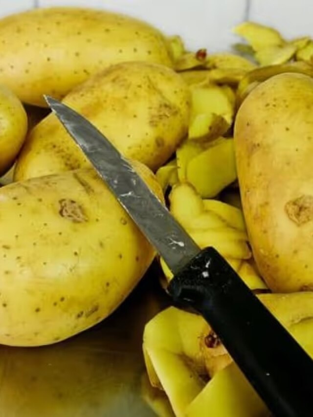 आलू को छीलकर खाएं या छिलके के साथ? सेहत के लिए कौन सा तरीका बेस्ट