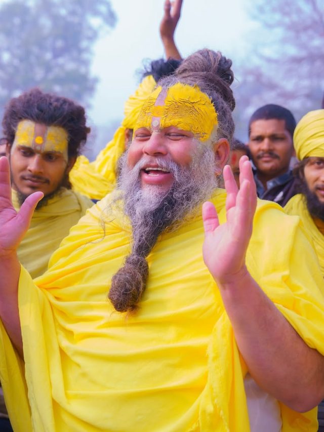 भगवान को फल काटकर भोग लगाना चाहिए या नहीं? प्रेमानंद महाराज ने बताया