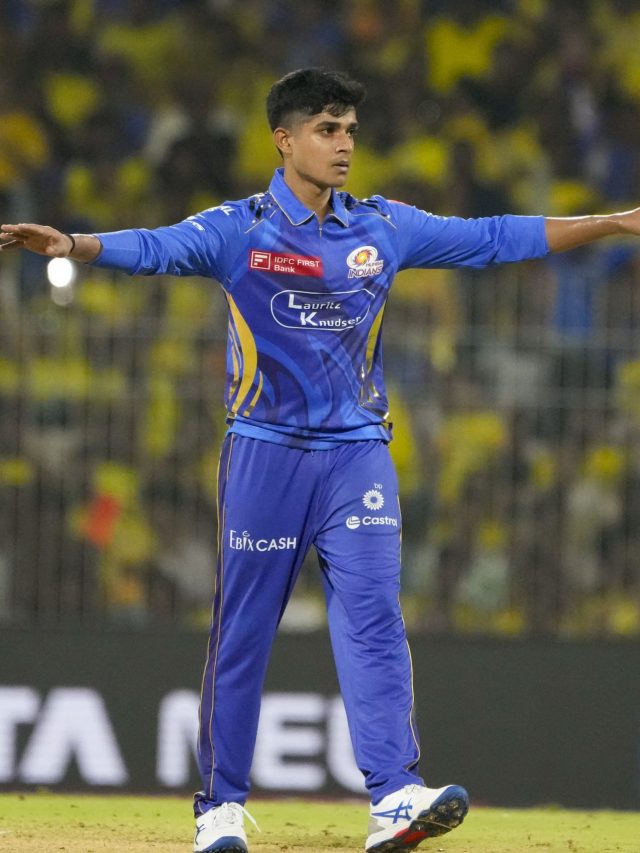 IPL डेब्यू में धमाल के बाद इस क्रिकेटर ने छुए नीता अंबानी के पैर, VIDEO