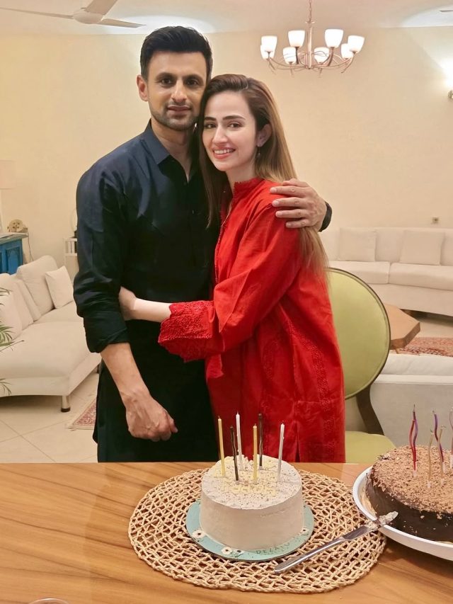 तीसरी पत्नी संग रोमांटिक हुए क्रिकेटर शोएब मलिक, बांहों में आए नजर, सना बोलीं- हर दिन...