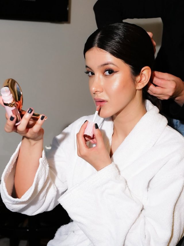 बॉलीवुड में डेब्यू को तैयार शनाया, टीजर देख बॉयफ्रेंड ने किया चियर, आखिर है कौन?