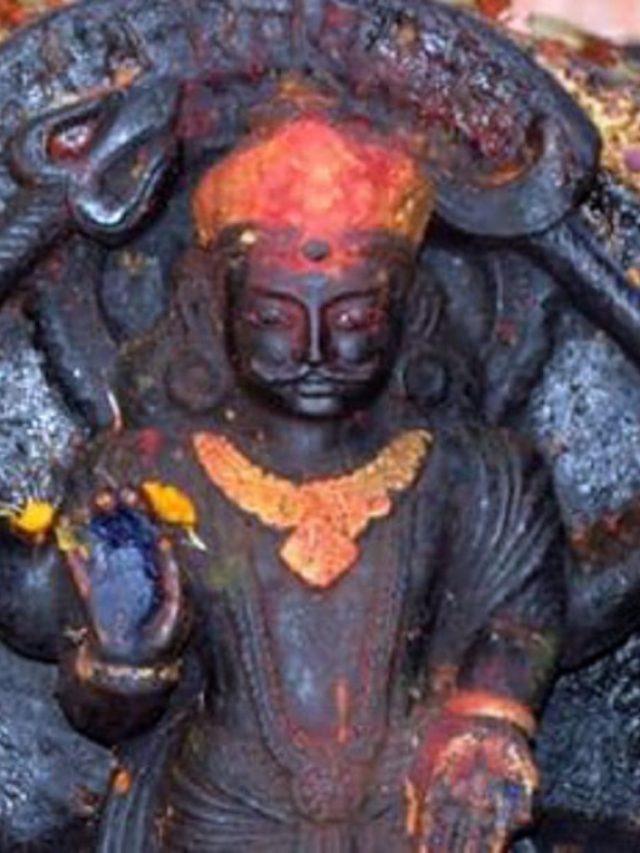 चैत्र अमावस्या पर आज शनि का सबसे बड़ा गोचर, इस राशि को साढ़ेसाती से मिलेगी राहत