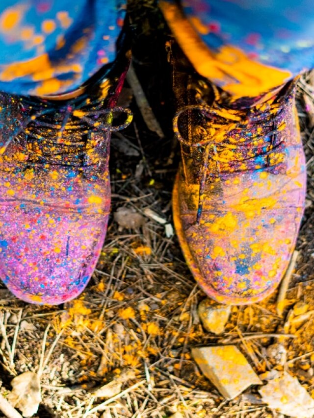 जूते पर लग गया है होली का रंग, इन ट्रिक्स से मिनटों में हो जाएगा पूरी तरह साफ