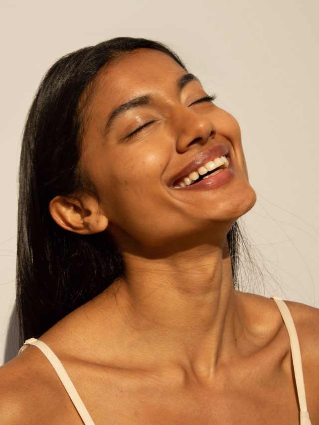 দুধে আলতা গায়ের রং চান? ঢকঢক করে খেয়ে নিন এই জুস