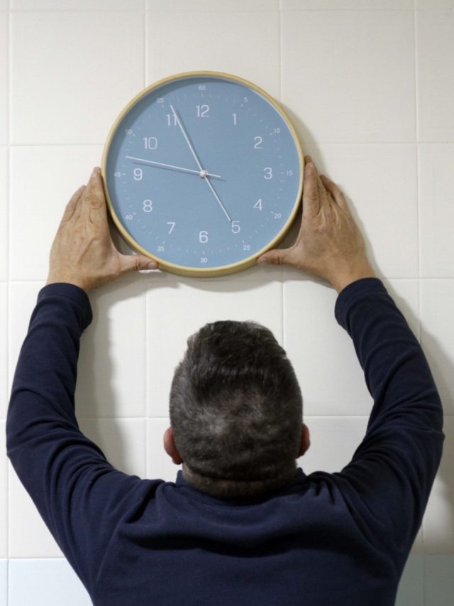 बुरा समय ला देगी गलत दिशा में लगी दीवार घड़ी, घर से चली जाएगी खुशहाली