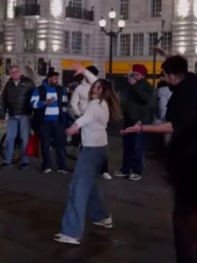 लंदन की रोड पर जब बजा 'मल्हारी', भारतीय महिला ने किया जबरदस्त डांस, वीडियो वायरल