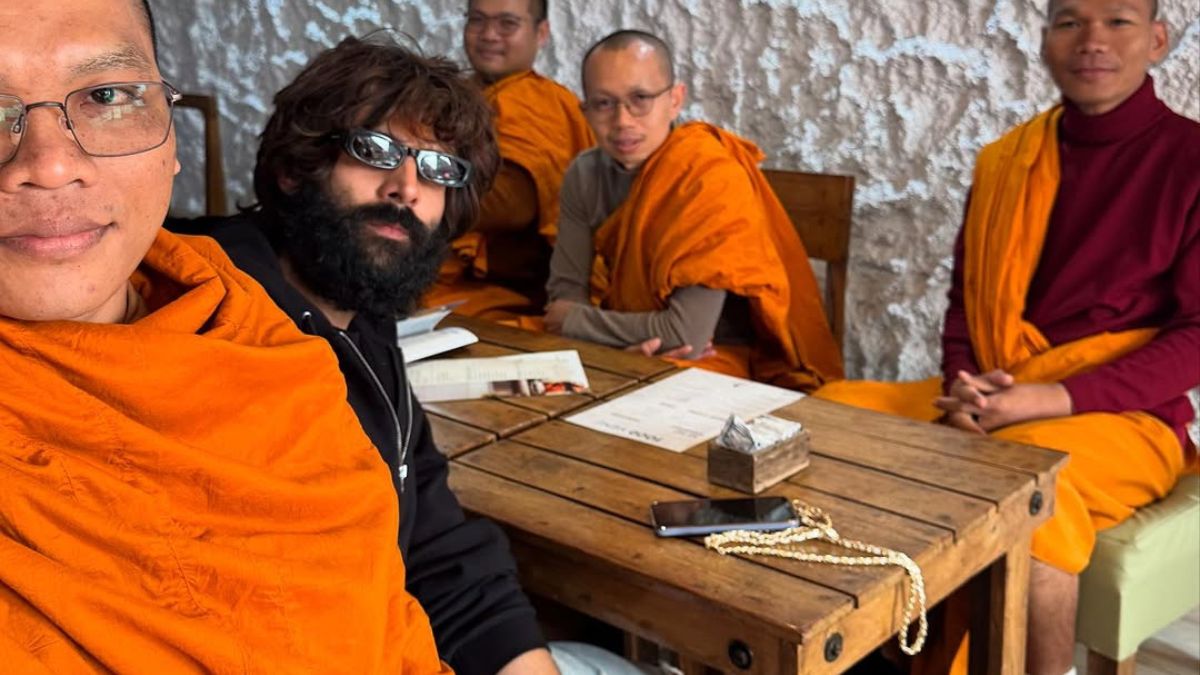 बौद्ध भिक्षुओं से म‍िले 'रूह बाबा', लंबी दाढ़ी में कार्त‍िक को पहचानना मुश्किल