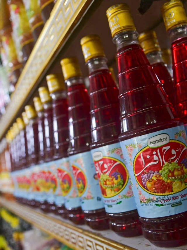 कैसे बनता है रूह अफजा, जानिए इसमें क्या-क्या डलता है? ऐसे आता है गुलाबी रंग