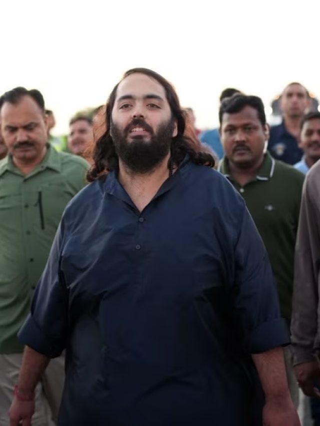 अनंत अंबानी पहुंचे द्वारकाधीश... पूरी की 170KM की पदयात्रा, मां-पत्नी भी साथ