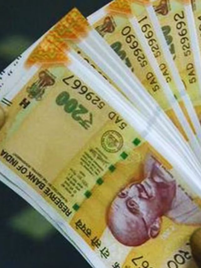 বিছানার নীচে টাকা রাখলে এসব ঘটবেই, সতর্ক থাকুন