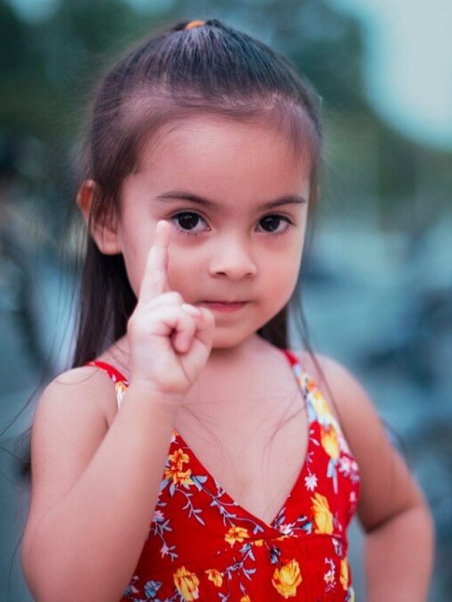 সন্তান জেদি হয়ে উঠছে? কড়া শাসনে না গিয়ে সহজে সামলান ৪ উপায়ে