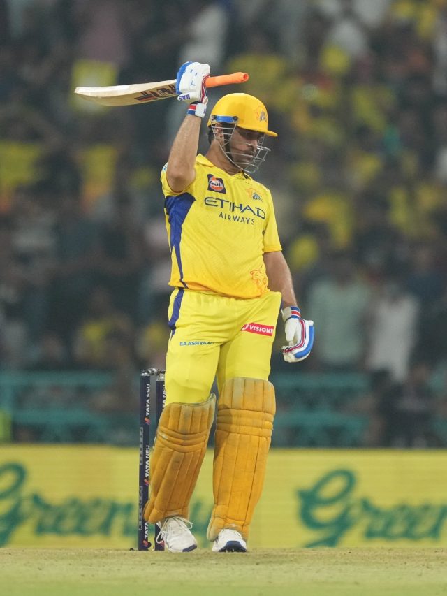 आकाश चोपड़ा ने धोनी की फिटनेस पर उठाए सवाल, सपोर्ट करने पर रैना को धोया