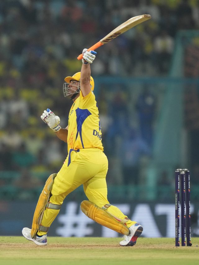 'माही मार रहा है...' धोनी ने एक हाथ से छक्का जड़कर लूटी महफ‍िल, VIDEO