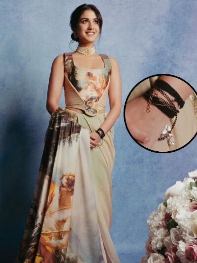 राधिका अंबानी ने गले में नहीं हाथ में पहना मंगलसूत्र, यूनिक पर्ल नेकलेस भी चुरा लेगा दिल