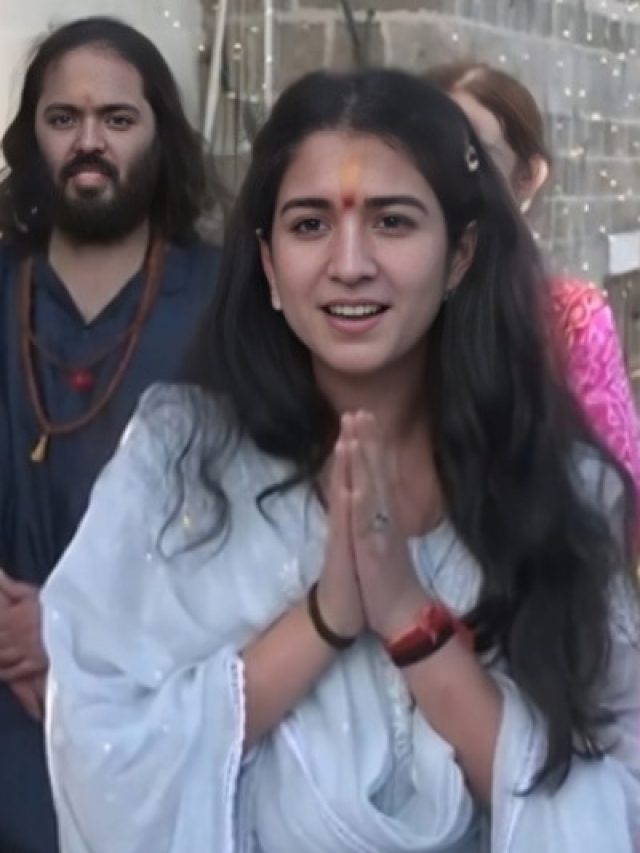 बिना मेकअप सिंपल सा ब्लू सूट पहन द्वारका पहुची थीं राधिका मर्चेंट, हाथ जोड़ कही थी ये बात