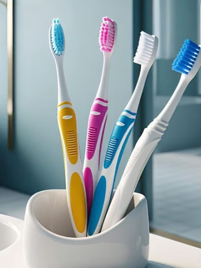কত মাস পরে টুথব্রাশ বদলানো ভাল? দাঁতের যত্নে জানা জরুরি