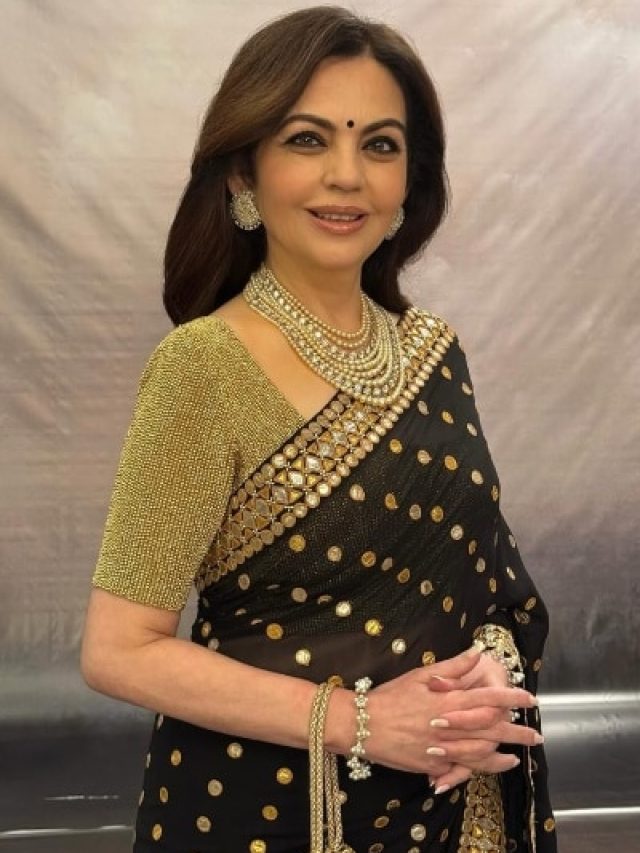 ब्लैक साड़ी, बिंदी, स्टोंस से सजा ब्लाउज...नीता अंबानी का देसी लुक छाया, PHOTOS