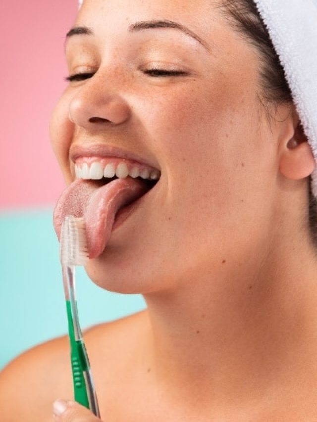 जीभ की सफाई को नजरअंदाज करना पड़ सकता है भारी! शरीर में दिखते हैं ये गंभीर असर