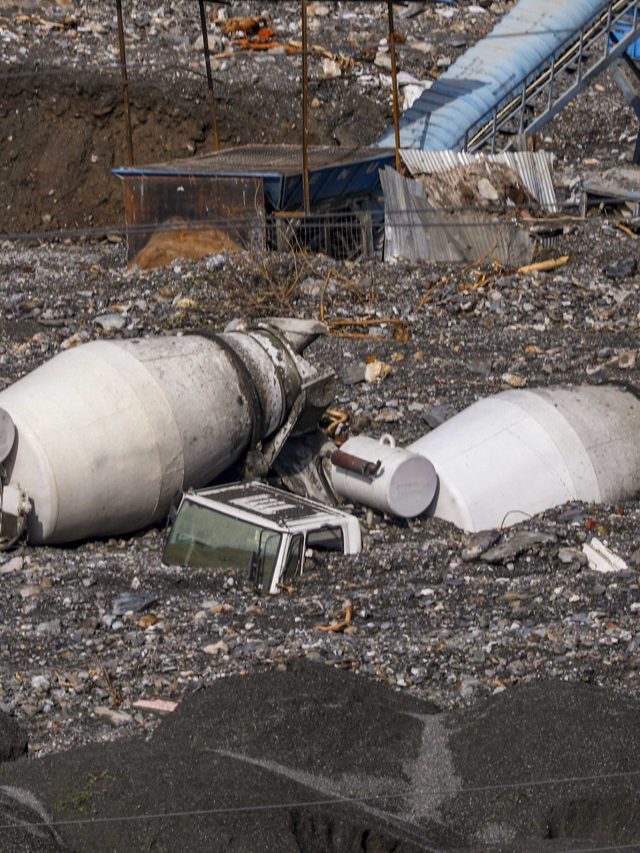 चारों ओर सैलाब, मलबे में दबी गाड़ियां, पानी में फंसे ट्रक... रामबन में दूर तक तबाही