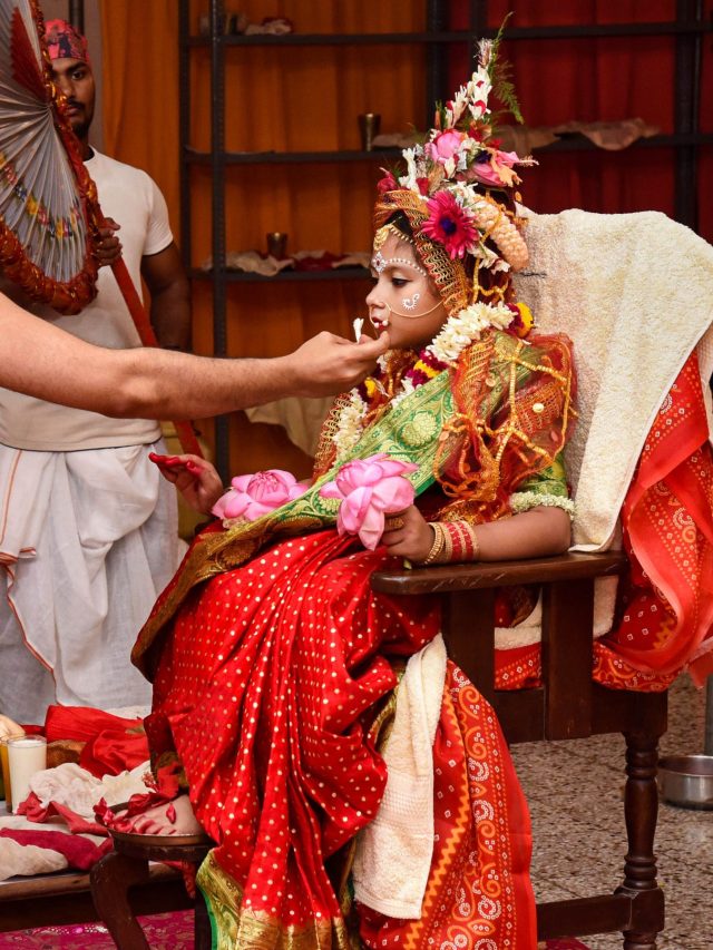 महाअष्टमी पर कल इस उम्र की बच्चियों को कराएं भोजन, जानें कन्या पूजन का तरीका