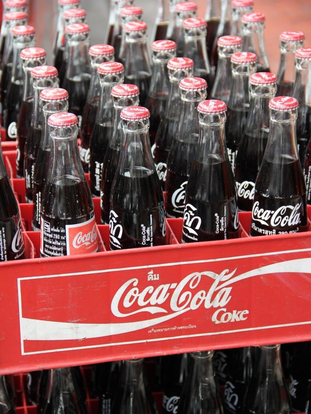 किस धर्म के लोगों के लिए अलग कोल्ड ड्रिंक बनाती है कोका-कोला?