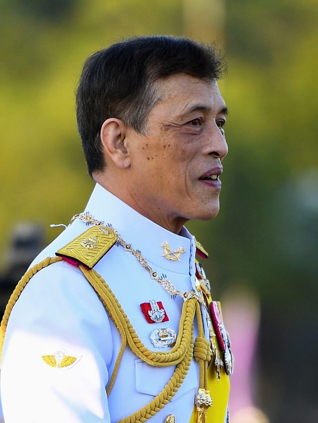 38 प्लेन, 300 कारें, कई शादियां... ऐसी है दुनिया के सबसे अमीर राजा की लाइफ!