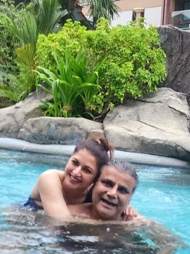 पेड़ों के इर्द-गिर्द पति संग भाग्यश्री ने किया रोमांस, वीडियो देख यूजर्स बोले- 56 की हो...