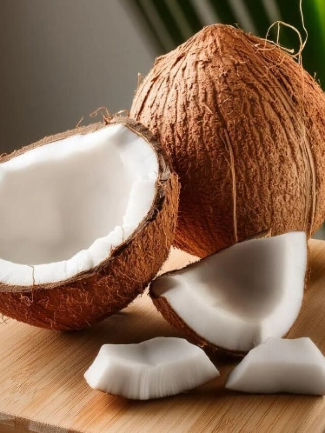 নারকেলের খোসা ছাড়ানোর এটা সবচেয়ে সহজ উপায়, জেনে নিন