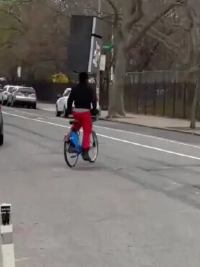 सिर पर फ्रिज रखा और साइकिल चलाते हुए निकल गया, वीडियो देख लोग हैरान!