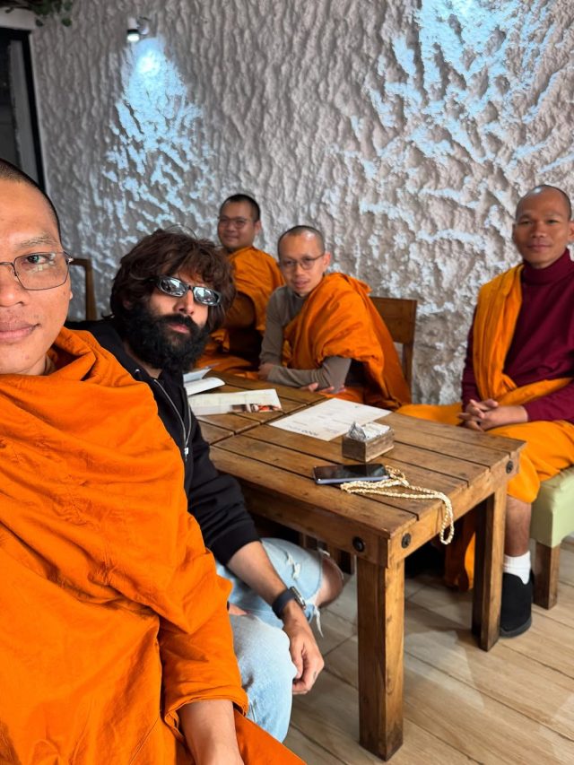 बौद्ध भिक्षुओं से म‍िले 'रूह बाबा', लंबी दाढ़ी में कार्त‍िक को पहचानना मुश्किल