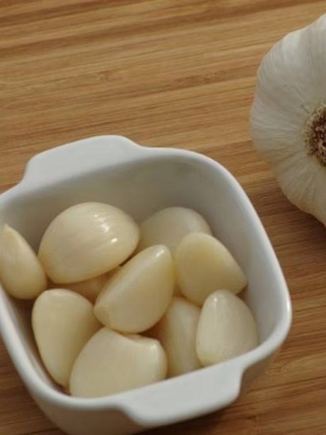 ১ কোয়া রসুন বালিশের নীচে রেখে দিন,  ব্যস, শুরু খেলা