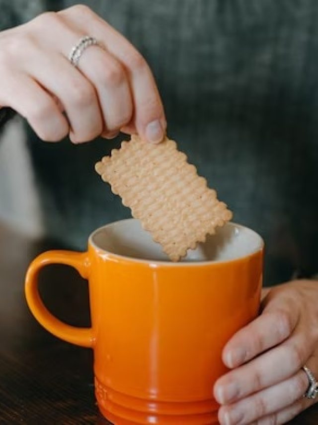 চায়ে বিস্কুট ডুবিয়ে খাচ্ছেন? এসব হবেই শরীরে, জেনে রাখুন